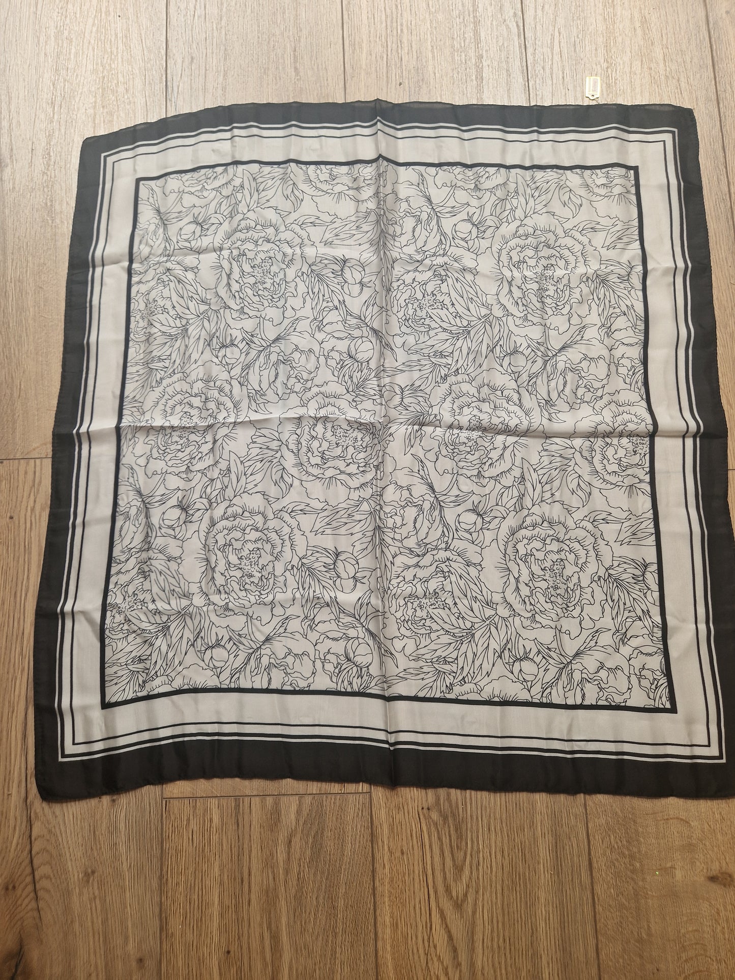 Square scarf