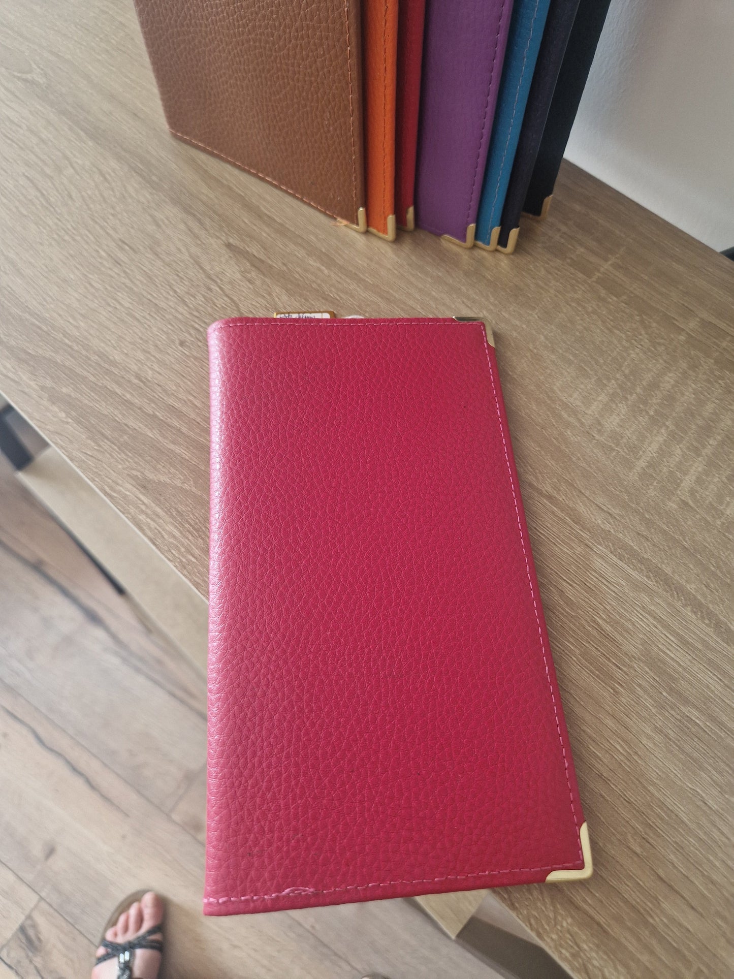 Medium checkbook holder